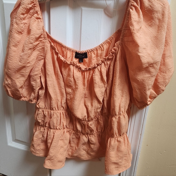 🍑 Peach, light weight, puffy sleeved, cinched waisted, polyester top! - Picture 2 of 3